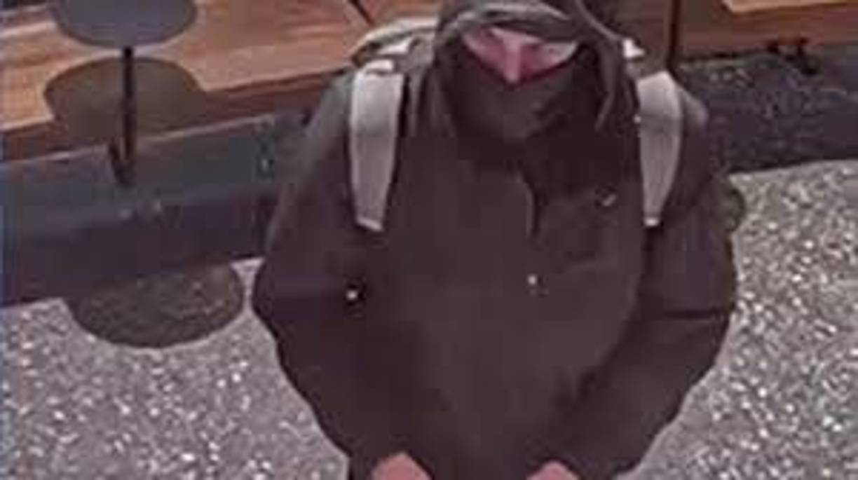 El sospechoso habría escapado en una bicicleta y desaparecido en el parque de Manhattan tras cometer el crimen.