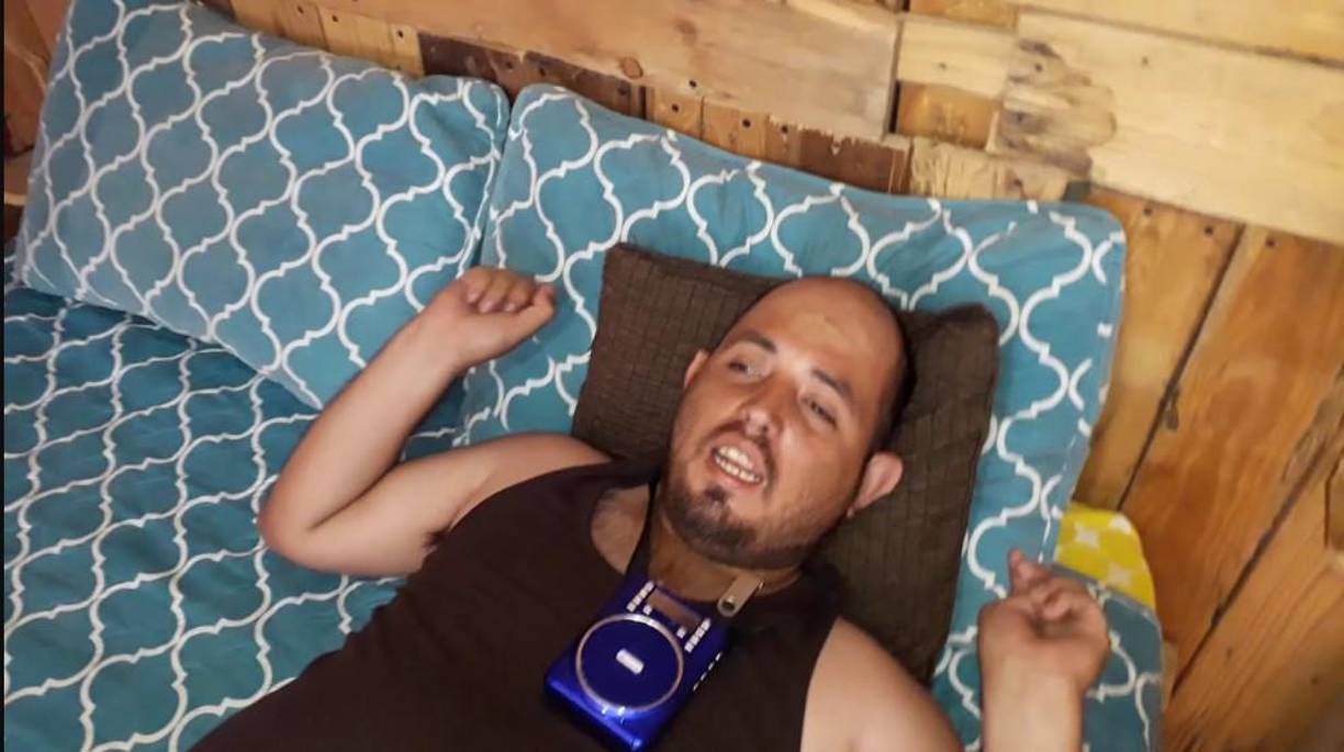 El Kuate se vio muy afectado en el video en el que llora la muerte de su popular amigo.