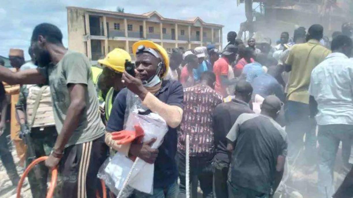 “Hemos sacado doce cadáveres de entre los escombros de la Saint Academy: once estudiantes y un profesor”, dijo a EFE un alto responsable de la SEMA que quiso mantener el anonimato.