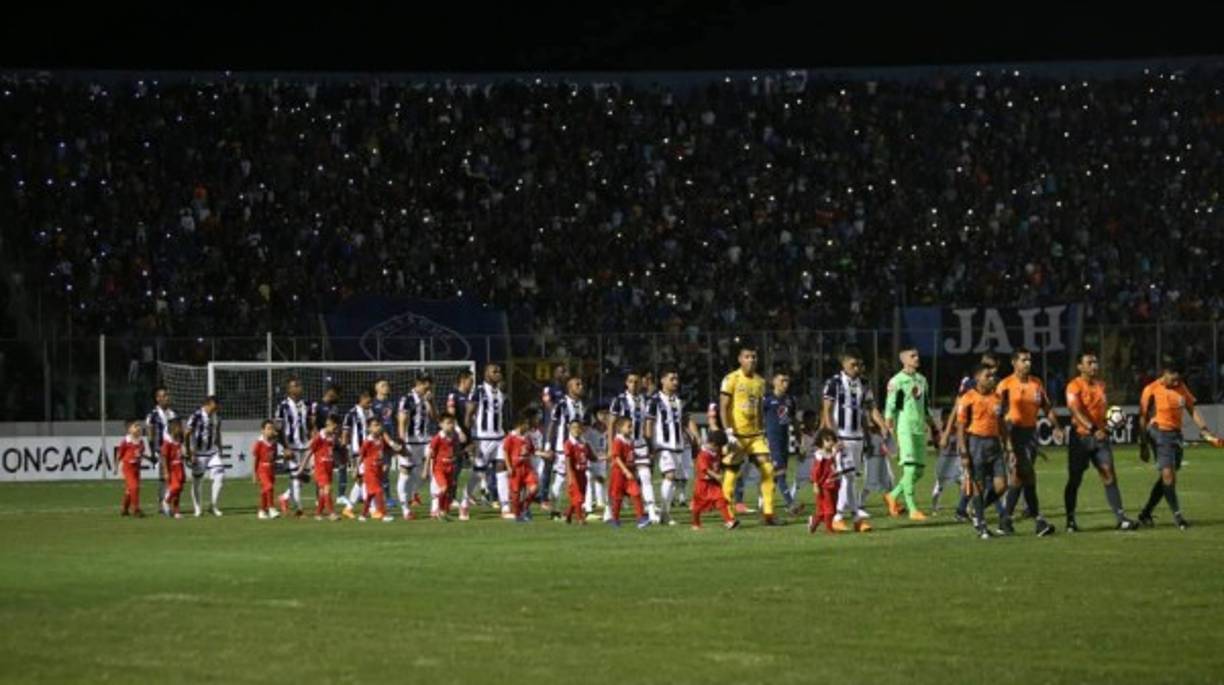 La entrada de los equipos de Motagua y Tauro FC a la cancha del estadio Nacional para el inicio del partido.