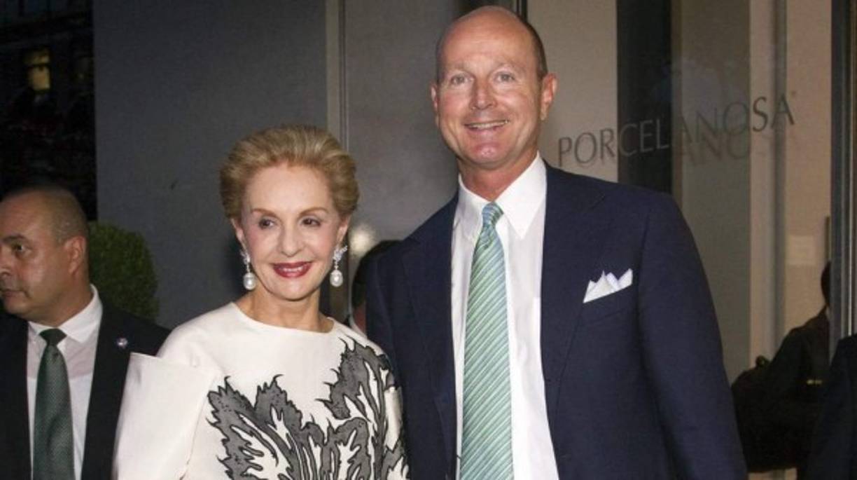 La diseñadora Carolina Herrera posa con el Príncipe Dimitri de Yugoslavia.