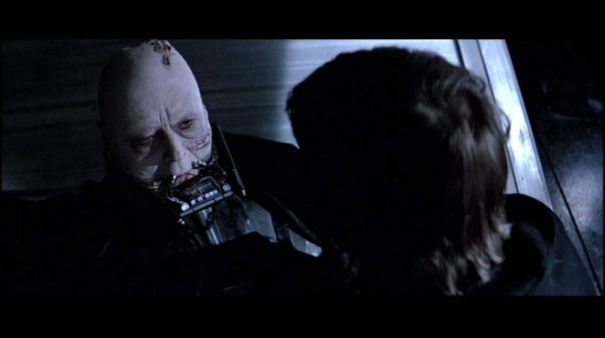 El rodaje de la escena en que Vader se quita la máscara fue manejado con tanto secreto que el ya fallecido actor británico Sebastian Shaw, quien lo interpretaba, ni siquiera supo que iba a grabar ese registro hasta cuando llegó al set.<br/>