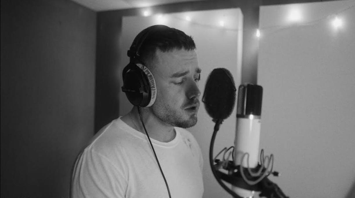 Según informes oficiales, Payne se encontraba solo en su habitación en el momento del incidente y la autopsia reveló que sufrió múltiples traumatismos y hemorragias internas y externas, lo que llevó a su fallecimiento inmediato.