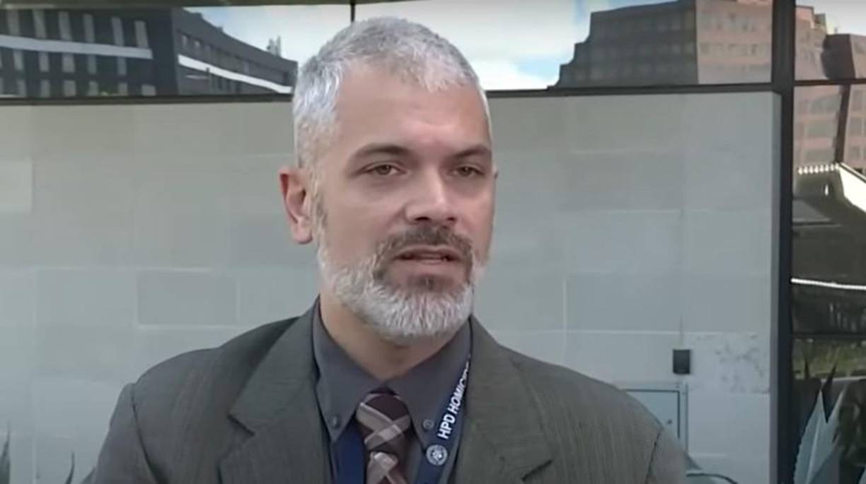 “El sospechoso parece ser un hombre joven, viste de negro y con una sudadera que tiene el logotipo de Adidas”, dijo el detective Dustin Crowder.