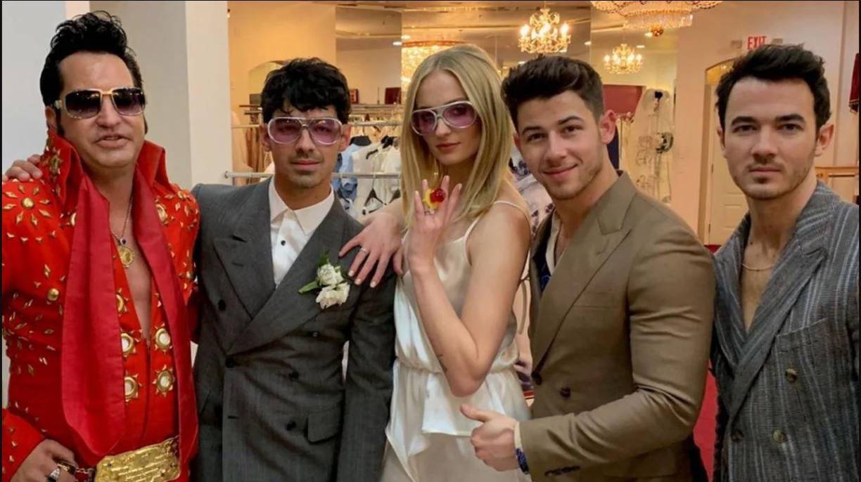 Sophie y Joe, junto a los hermanos de este, en la boda de la pareja. 