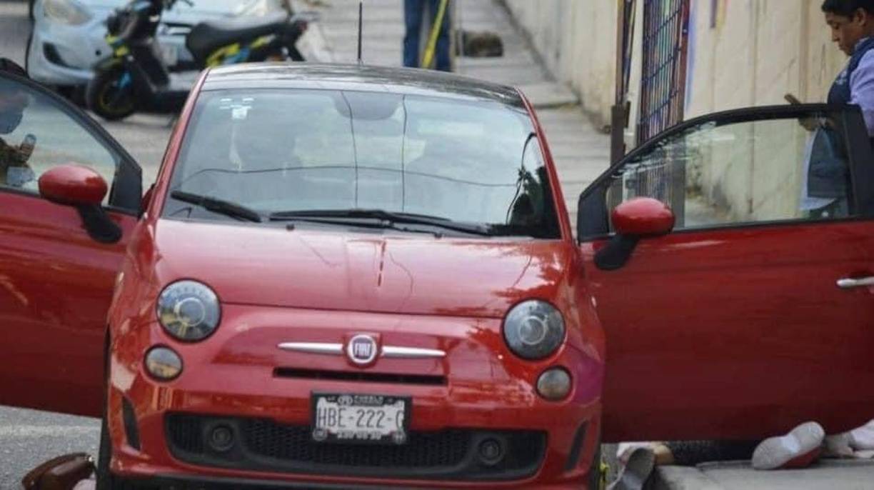 Medios locales reportan que <b>la maestra arribó esta mañana a su centro de trabajo cuando hombres armados llegaron en motocicletas y abrieron fuego contra ella</b> frente al jardín de niños “Gabriela Mistral” donde laboraba.