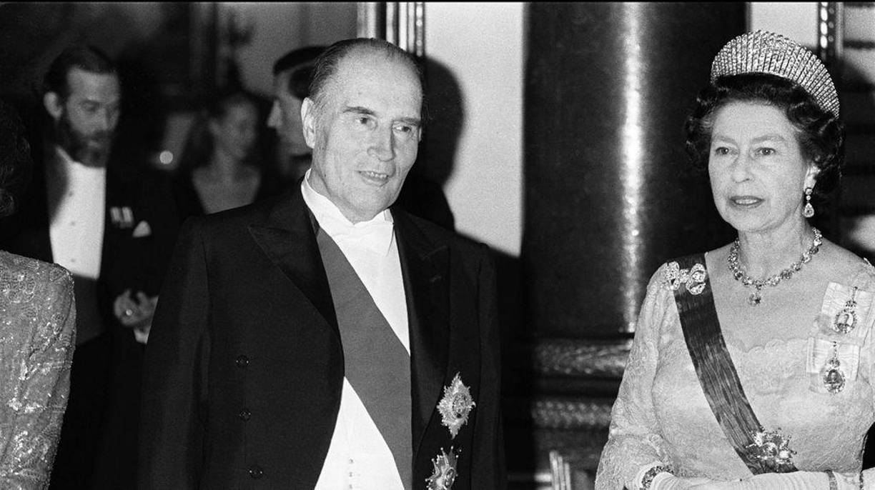 6 mayo 1994.- Junto al presidente francés, François Mitterrand, inaugura el túnel bajo el Canal de la Mancha que une el Reino Unido con el continente europeo.