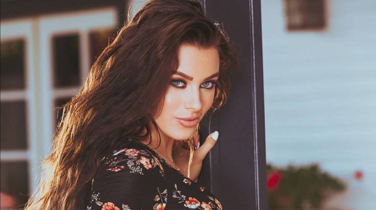 Lana está ganando alrededor de $30,000 (£ 21,000) por publicación de Instagram. Tiene acuerdos de marca de altos ingresos con el minorista en línea Fashion Nova y la marca de lencería Yandy.