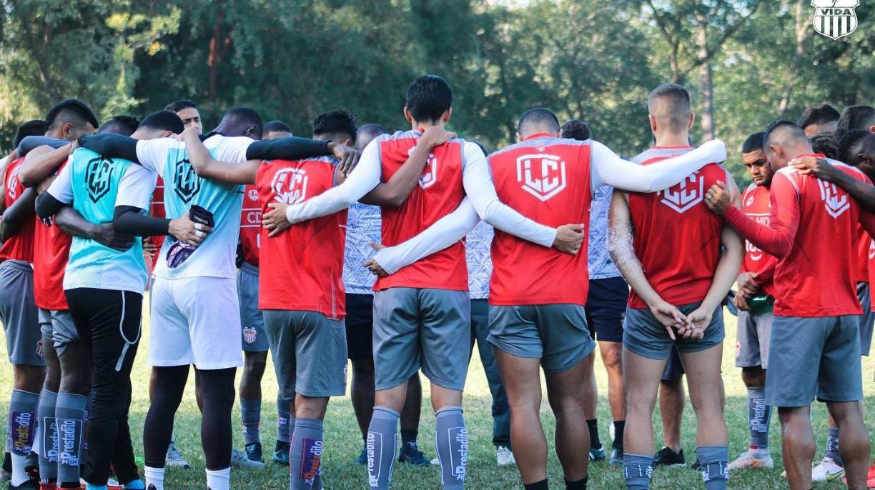 El escándalo en la plantilla del Vida continúa y en las últimas horas se han conocido más detalles sobre los futbolistas sancionados y uno que fue perdonado. Fotos Club Deportivo Vida.