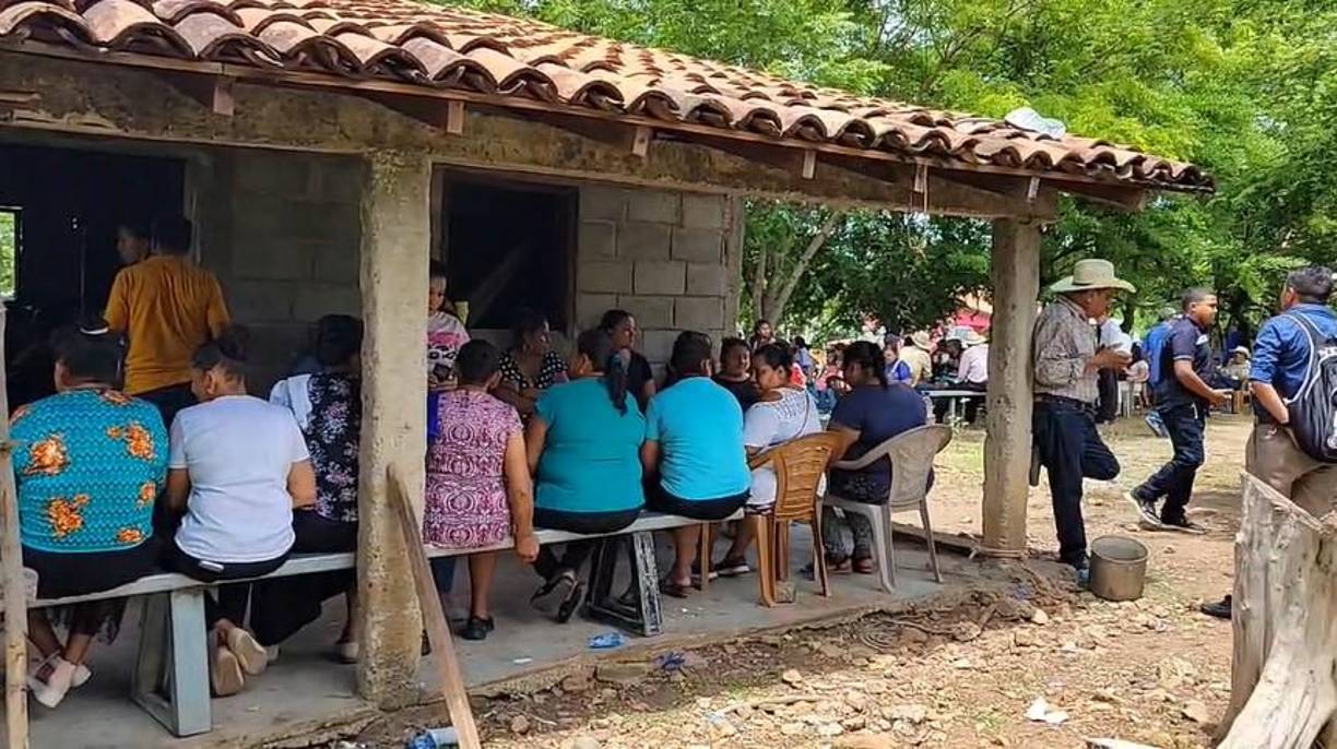 El velorio de Alex se realizó ante una gran cantidad de vecinos que lamentaban lo sucedido.