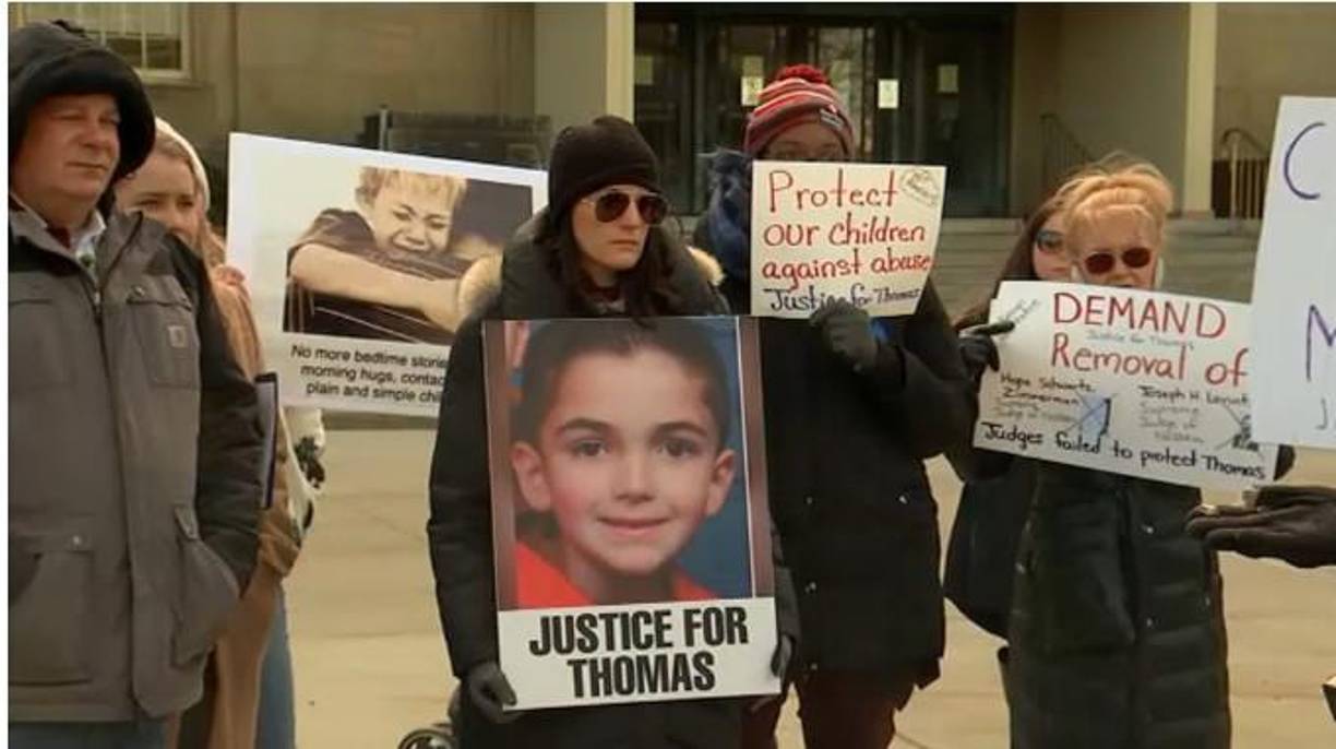 Según una acusación de 2020, informa <i>Patch,</i> los niños dormían en una habitación que no tenía acceso a ningún baño. El garaje a menudo se denominaba “la habitación de los niños”.