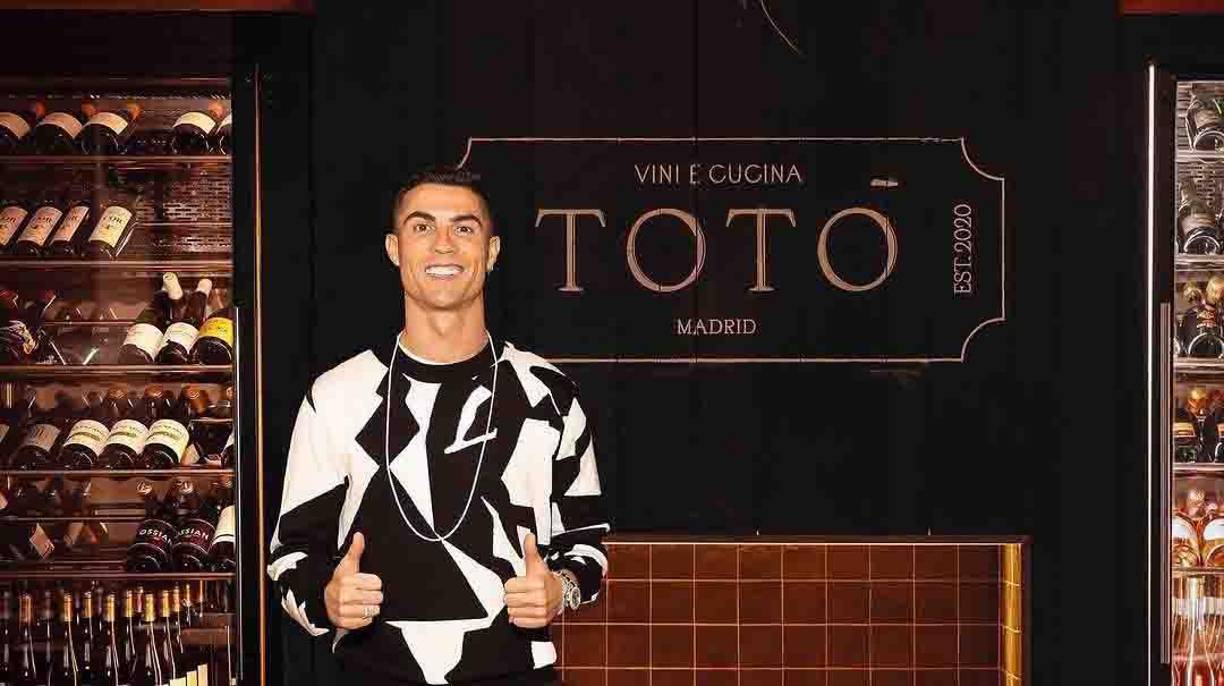 CR7 compartió esta fotografía en su cuenta oficial de Instagram y anunció su próximo proyecto empresarial. “<b>Os presento mi restaurante italiano favorito en Madrid: Totó</b>. Y pronto también en Oriente Medio”, reveló.