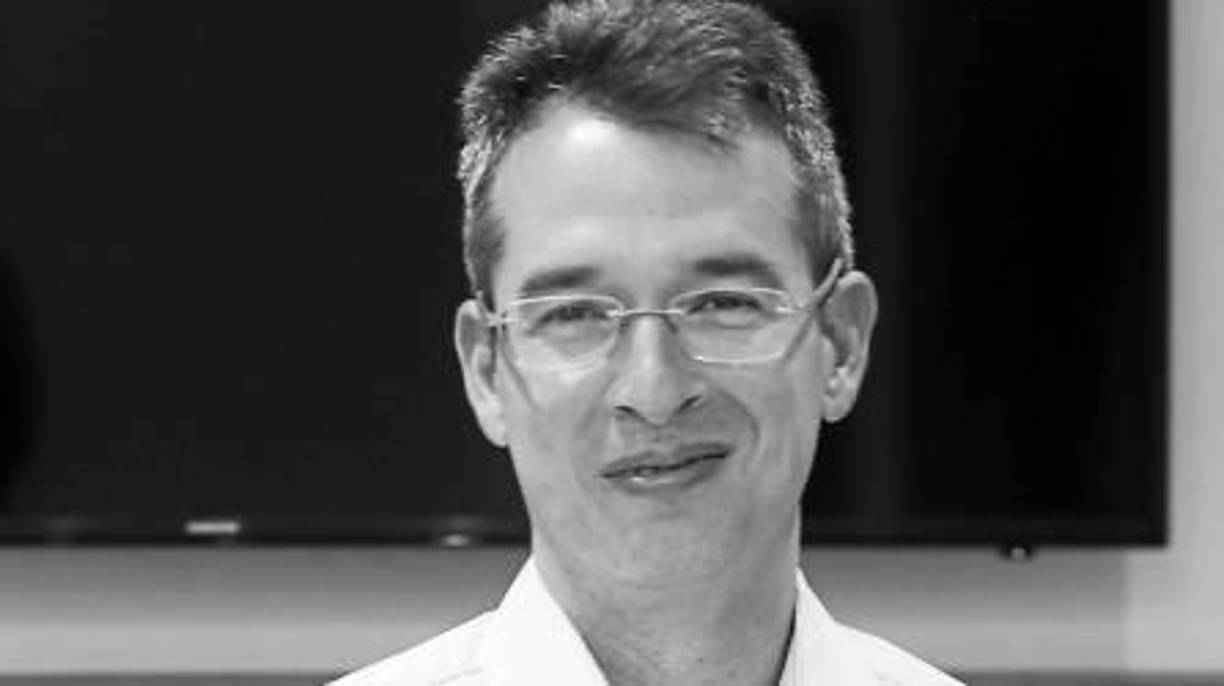 En lo profesional, se graduó en la Elvel School a los 15 años, estudió Ingeniería Civil por un año en la Unah y otro en la Universidad José Cecilio del Valle. A los 17 años se fue a la Academia Militar de West Point, EUA, donde se graduó de oficial e ingeniero civil. Tiene una especialidad en estructuras en la universidad de Georgia.