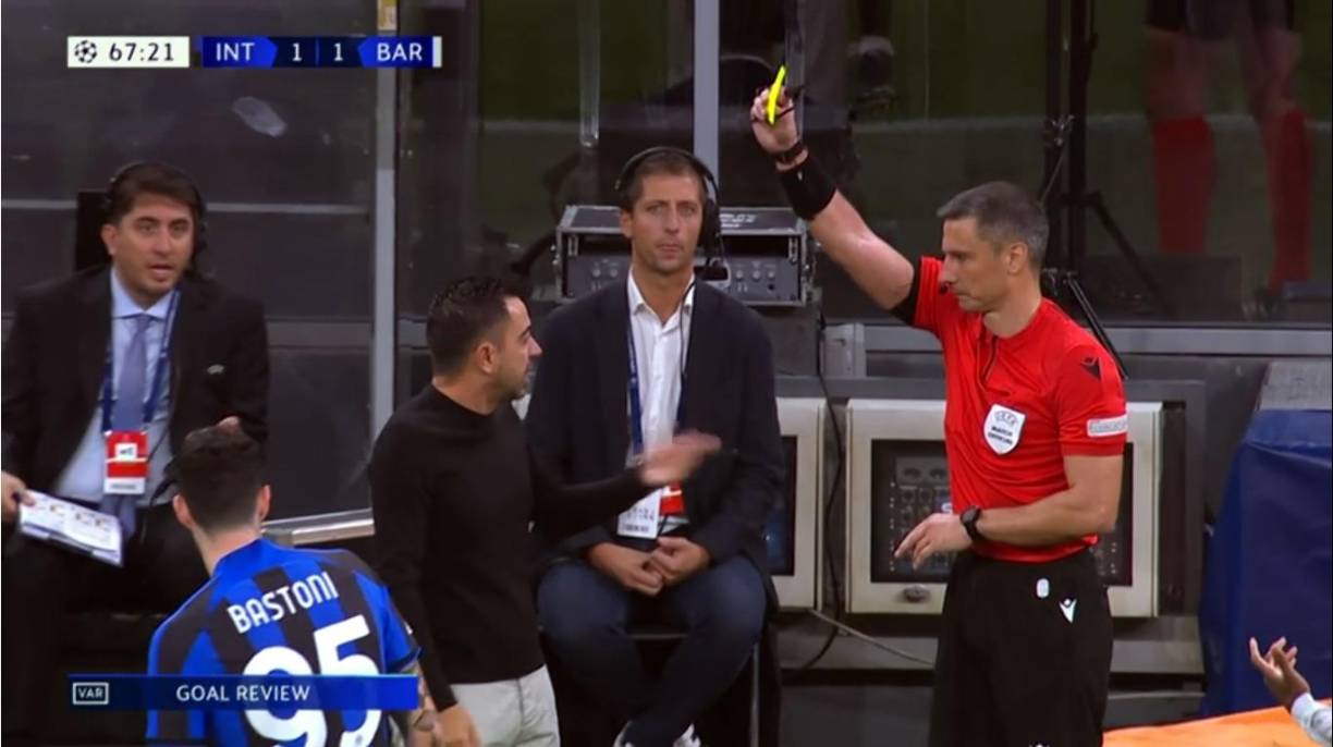 Xavi Hernández reclamó y fue amonestado por el árbitro esloveno Slavko Vincic.