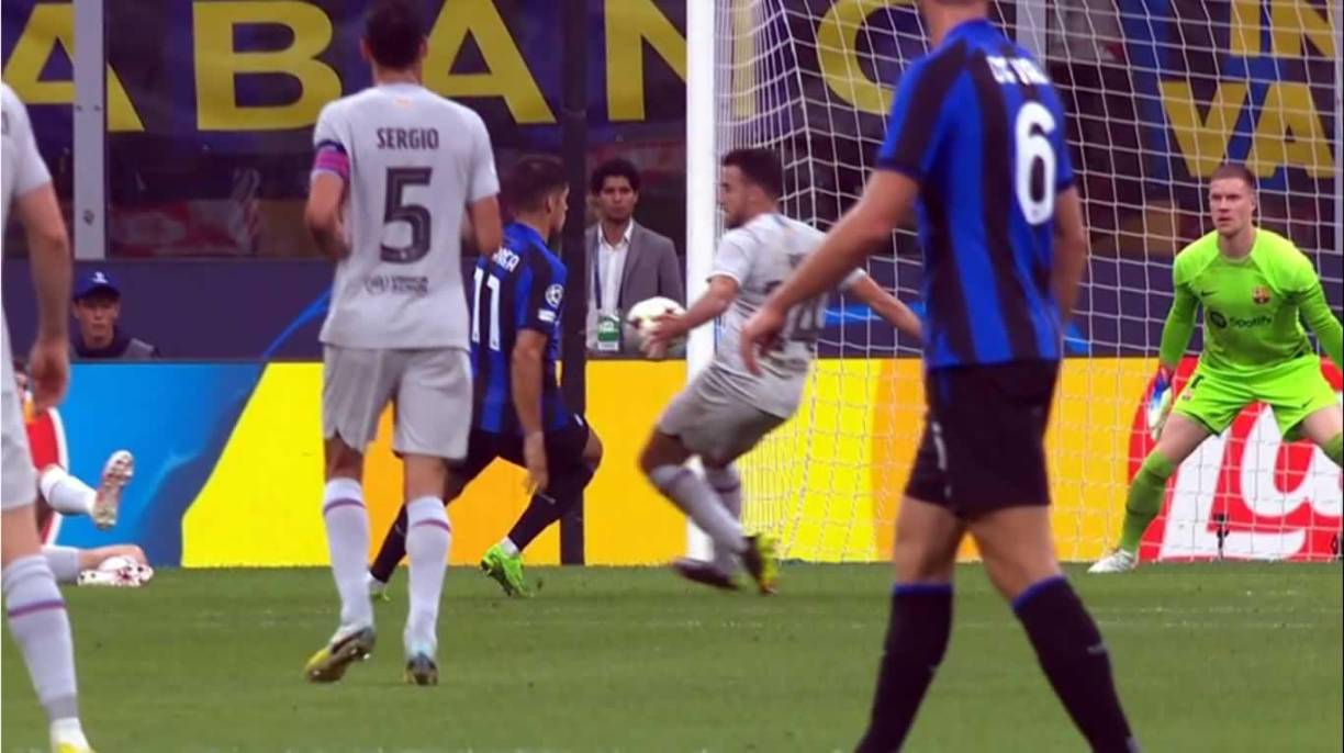 En el primer tiempo del partido hubo polémica por esta mano de Eric García. Era penal, pero el VAR señaló un fuera de juego antes de Lautaro Martínez.