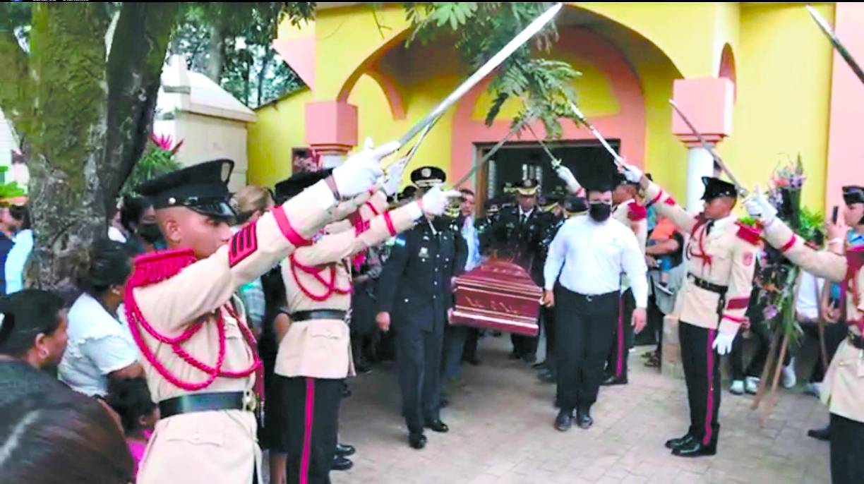 El subcomisionado de Policía, Encarnación García Guerrero, se desempeñaba como jefe de la Unidad Departamental número 9 (Udep-9) en el departamento de Gracias a Dios, cargo en el que fue ratificado el pasado 7 de febrero por las autoridades de la Secretaría de Seguridad a través de la Policía Nacional. .Equipos de la Dirección Policial de Investigaciones (DPI) realizan las investigaciones del caso para identificar y capturar a los responsables de haber cometido el homicidio múltiple, cuando las víctimas departían bebidas alcohólicas en una pulpería ubicada en la colonia Ponce de la ciudad de Olanchito. 