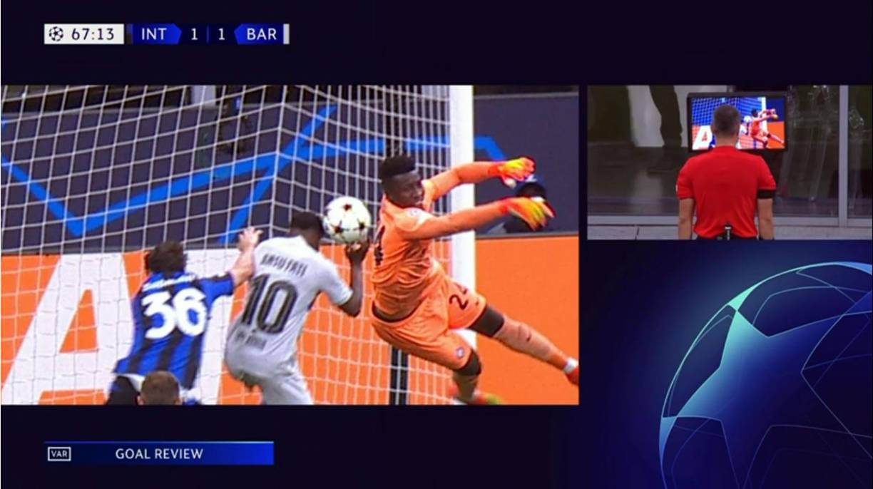 El árbitro esloveno Slavko Vincic revisando en el VAR la mano de Ansu Fait antes del gol de Pedri. La jugada fue anulada.