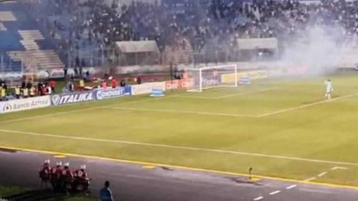 Sin embargo, uno de los aspectos negativos que se dio en el clásico fue que el nuevo césped del recinto capitalino sufrió daños durante el Olimpia-Motagua. Aquí algunas imágenes de los daños a la cancha.