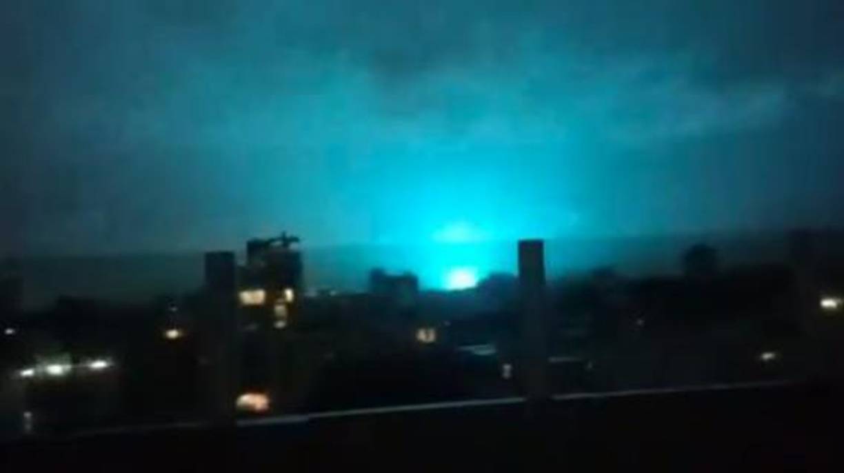 El sismo de 7,1 que sacudió el centro y el sur de México la noche del martes provocó un extraño fenómeno de luces en el cielo que causó pánico y asombro entre los mexicanos.