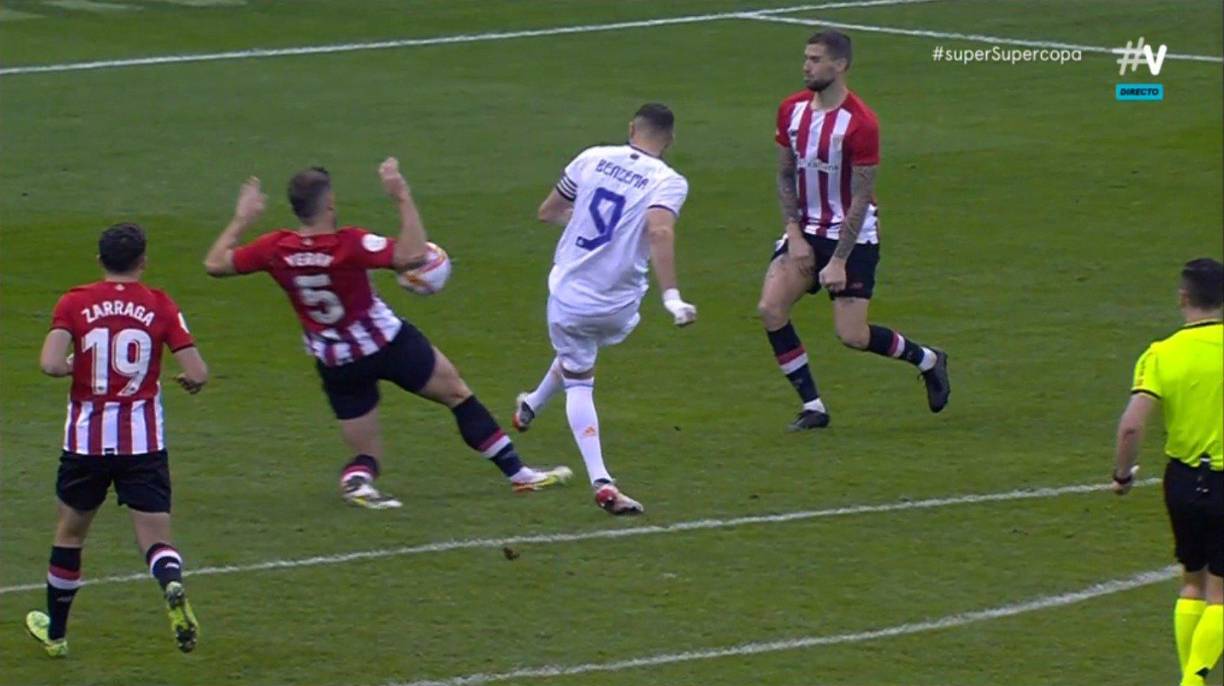El árbitro César Soto Grado señaló penal por esta mano de Yerar Álvarez tras un disparo de Karim Benzema.