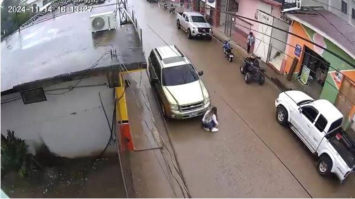 Se levanta y busca llegar hasta la puerta del vehículo. Se desconoce si es Dayana Perdomo o Leticia Pinto. 