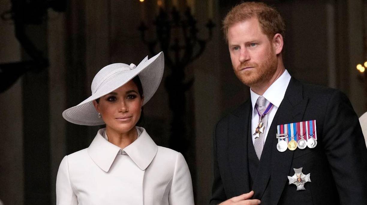 Harry describió que tanto él como su esposa, la estadounidense Meghan, duquesa de Sussex, tuvieron que afrontar “un acoso constante” e insultos por parte de los tabloides durante los últimos seis años. ”Tras haber experimentado lo que yo he experimentado en los últimos seis años en cuanto a un acoso constante, intimidación e insultos, que tanto mi esposa y yo hemos sufrido a manos de los tabloides, este tipo de comportamiento lamentable realmente no me sorprende”, dijo sobre los pinchazos ilegales.