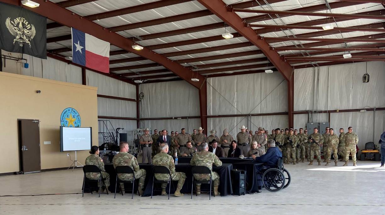 El gobernador Abbott retomó el envío de migrantes en autobuses hacia los bastiones demócratas ante el masivo flujo en la frontera sur.