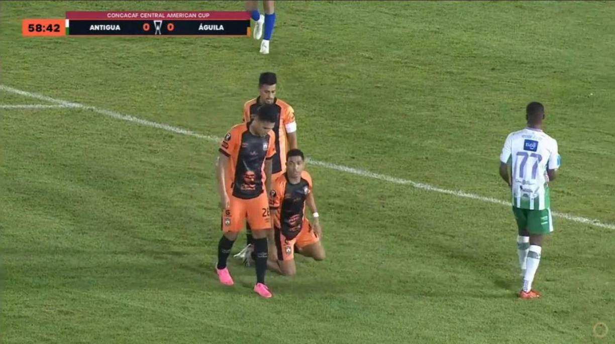 Pero los directores técnicos se percataron y rápidamente lo hicieron cambiarse de camisa.