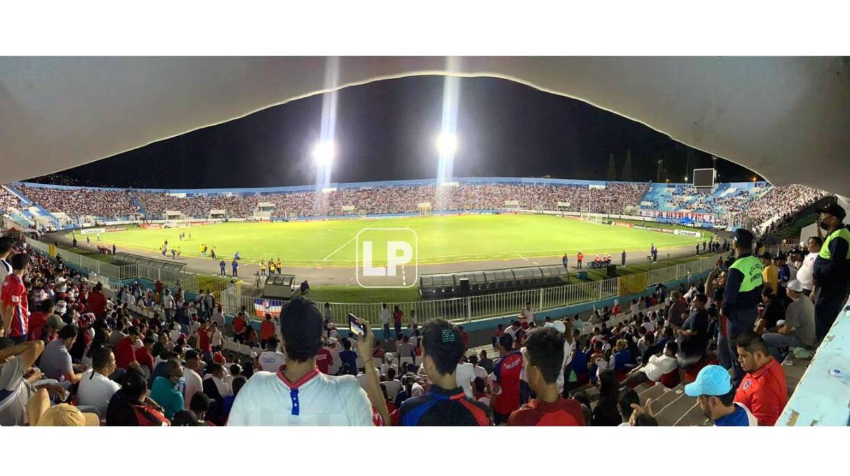 El estadio Nacional Chelato Uclés lució un llenazo espectacular.