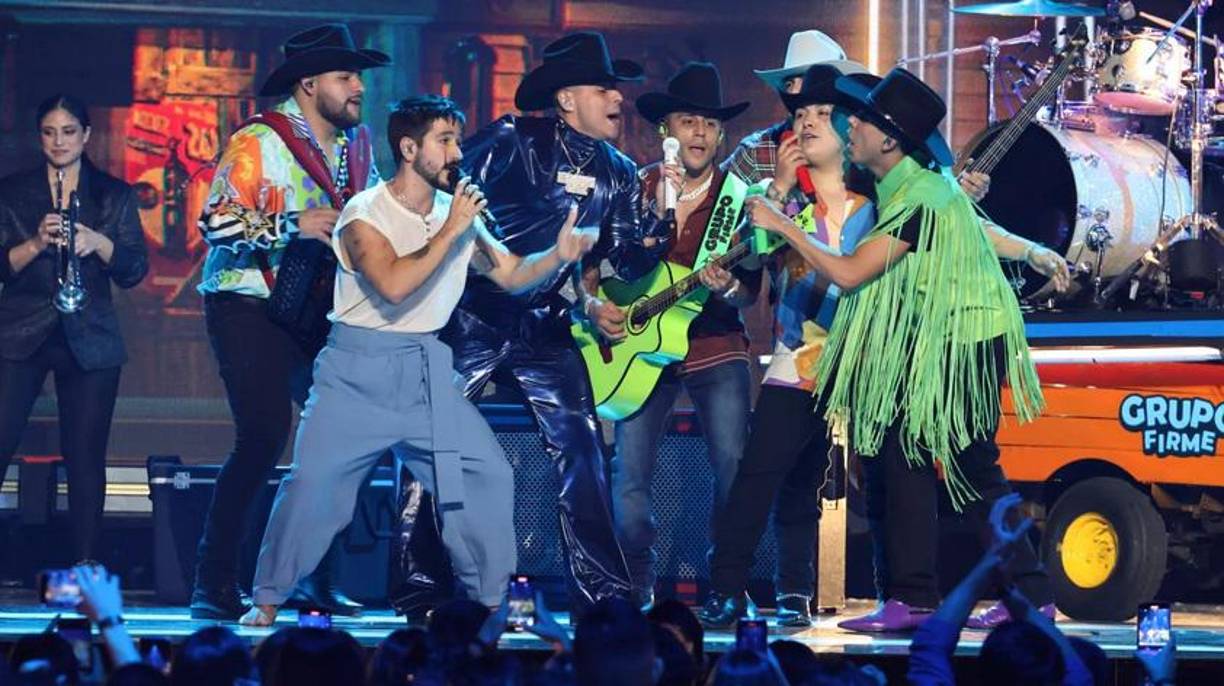 Los integrantes del Grupo Firme llegaron al escenario para darle voz a su éxito “Ya supérame” y luego se les unió el colombiano Camilo para presentar su primera colaboración titulada “Alaska”.