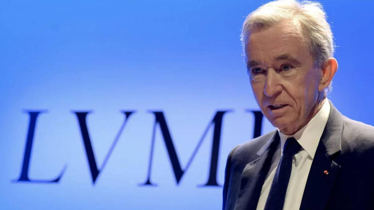 Bernard Arnault, el magnate de 72 años que lidera el conglomerado dueño de más de 70 marcas de lujo en el mundo incluyendo Louis Vuitton Moët Hennessy, tiene una fortuna de 169.000 millones de dólares tras obtener ganancias este año por 54,600 millones.
