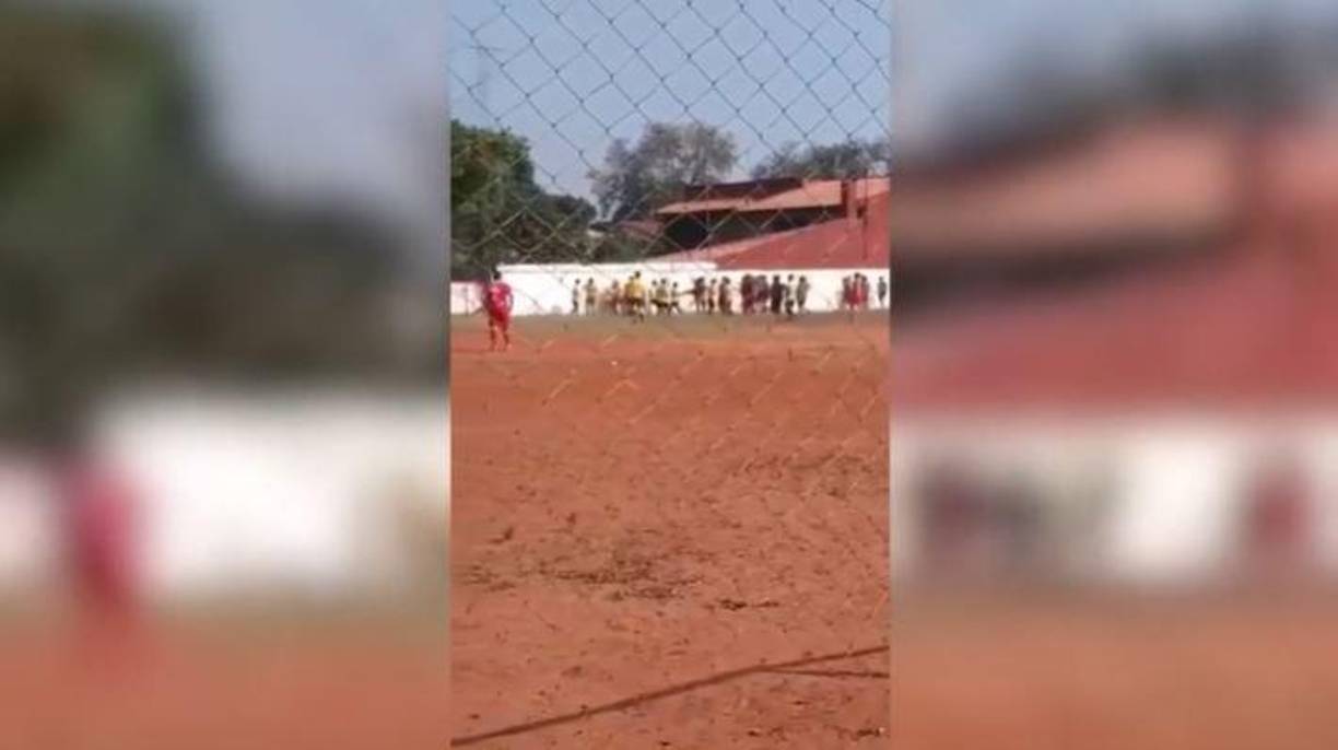En esa situación, recibió múltiples patadas por parte de otros jugadores, lo que empeoró su estado. A pesar de los esfuerzos médicos, el joven perdió la vida el domingo.