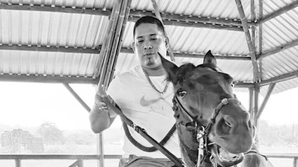 Roldán, alias JR, era prófugo de la justicia ecuatoriana. En febrero de 2023, salió de una cárcel de Guayaquil -centro de operaciones de varias bandas narcotraficantes- y recibió el beneficio de la libertad condicional, en una decisión criticada por el presidente de ese país, Guillermo Lasso. 