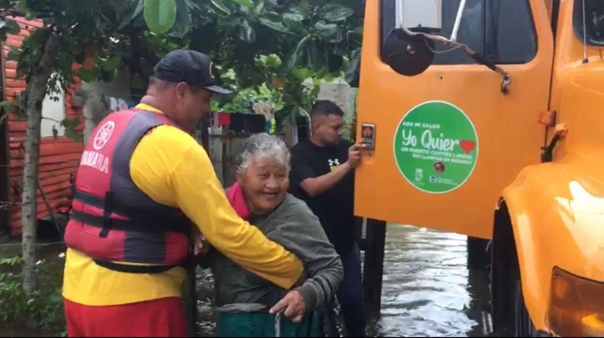 ”Van a decir que estoy feliz”, fueron las palabras irónicas entre risa que dijo la anciana cuando era cargada y puesta en la volqueta para ser evacuada.