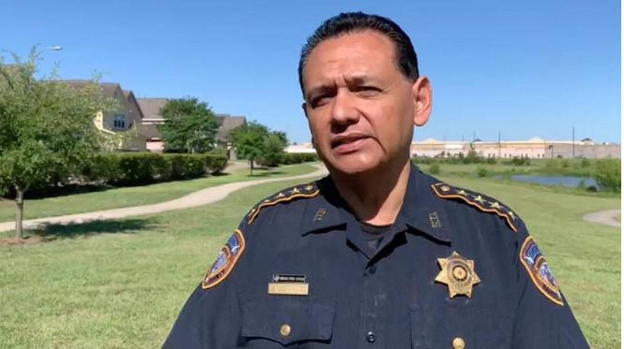 “Una niña de 12 años denunció que fue agredida sexualmente por el novio de su madre y dijo que le disparó a otros miembros de la familia dentro de su casa,” dijo Ed González, alguacil del condado Harris. 