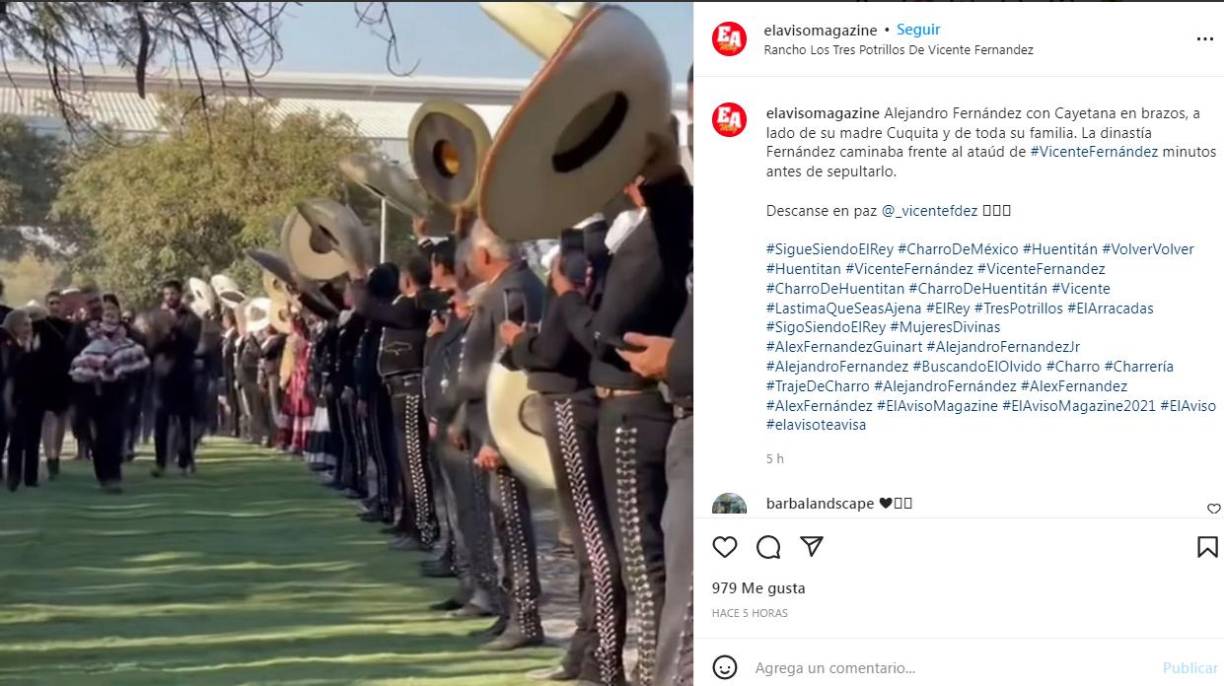 El cuerpo de Vicente Fernández pasa rumbo a su destino final, mientras sus allegados, muchos ataviados de charros, levantan sus sombreros.