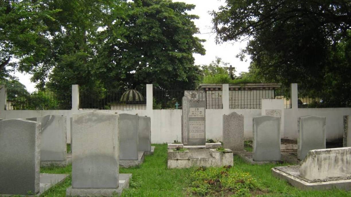 El cementerio Judío por su parte tiene una extensión de 21.40 metros. 