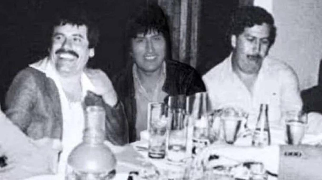 Al realizar una búsqueda inversa en Google Imágenes, fact checkers llegaron a una fotografía similar en la que no aparece Evo Morales y tampoco “El Chapo”. Más tarde se descubrió que la única persona que sí había estado en ese banquete era el líder del Cártel de Medellín. Los otros dos personajes habían sido agregados en un montaje.