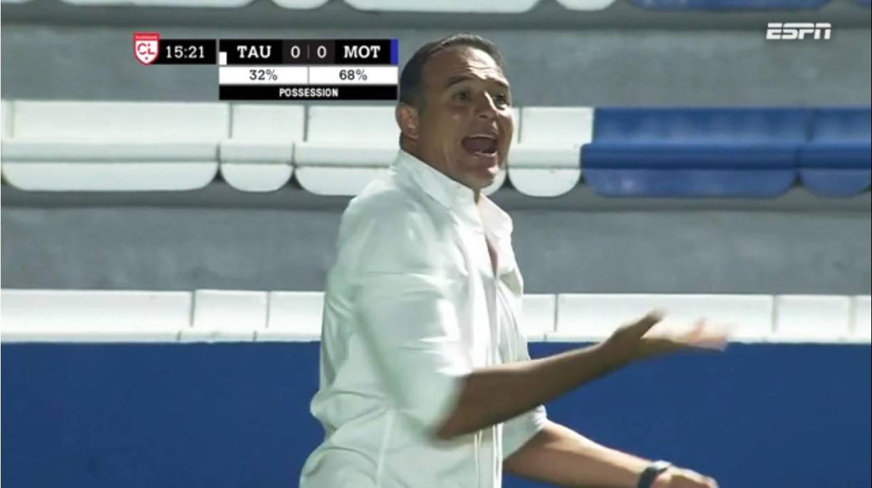 Hernán ‘La Tota‘ Medina no estaba nada contento con lo que estaba viendo de su equipo en el campo.