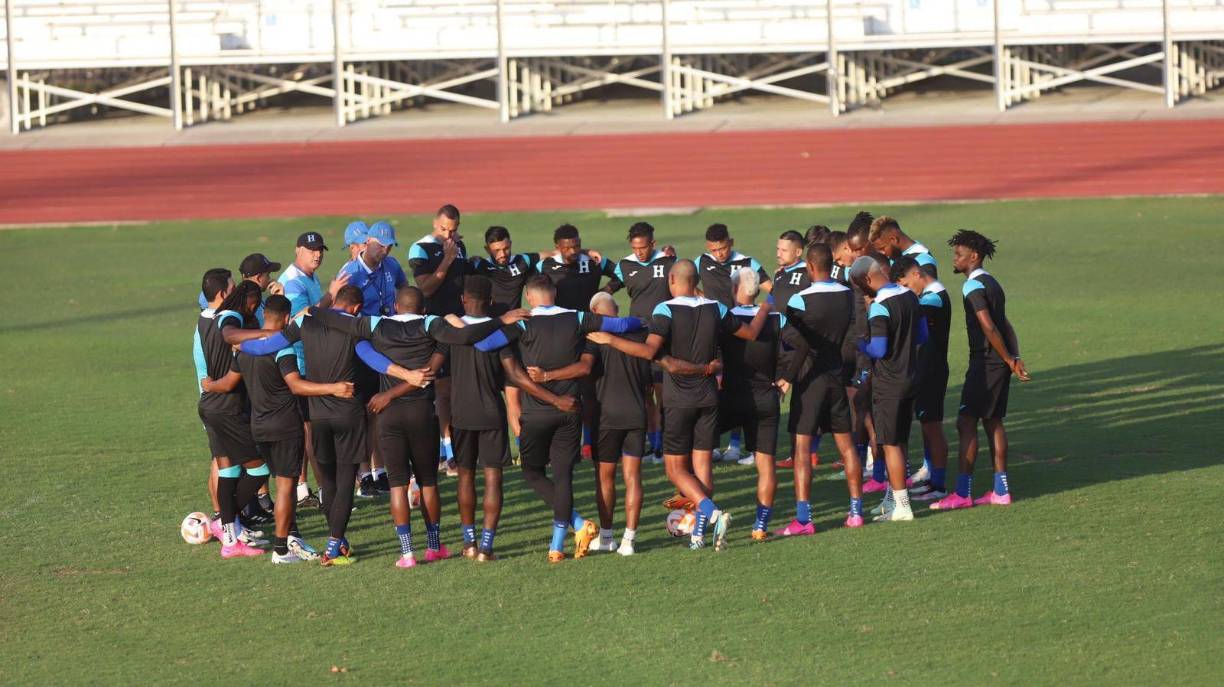 El mediocampo estará comandado por un doble pivote en la zona medular con Jorge Álvarez jugando como mixto y dejando en la destrucción a Deiby Flores. José Mario Pinto y Alberth Elis se tomarán los extremos y Alex López será el motorcito del equipo nacional en este juego.