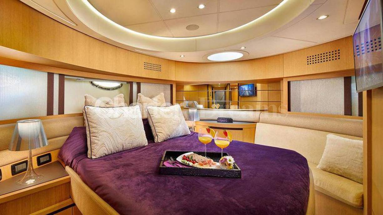 Cuenta además con uno de los mejores equipos de música disponibles en yates, lo que incluye el asesoramiento de los más destacados DJ’s de la isla. 