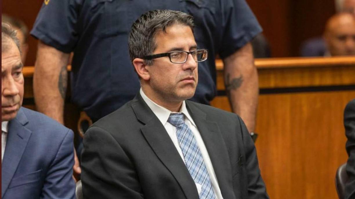 Durante su testimonio ante el tribunal del condado de Suffolk el lunes, la maestra de Thomas, Michelle Cagliano, se echó a llorar al recordar que le dio bocadillos al niño, que “estaba tan demacrado” que “comía migas del piso de la escuela”.