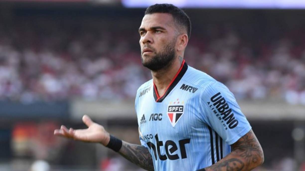 Dani Alves, con contrato hasta finales de 2022, quiere salir del Sao Paulo, donde no está consiguiendo los resultados esperados y se encuentra envuelto en una polémica después de haber publicado un video tocando un instrumento de percusión en una fiesta sin usar mascarilla y mientras se recupera de una lesión que le ha obligado a operarse recientemente del brazo. El jugador de 37 años ha comunicado su intención a la directiva y busca un acuerdo amistoso para salir de la mejor manera posible del club brasileño. <br/><br/>El ex del Barcelona estaría interesado en volver a cruzar el charco y se plantea un retorno a Europa, según informa Goal.