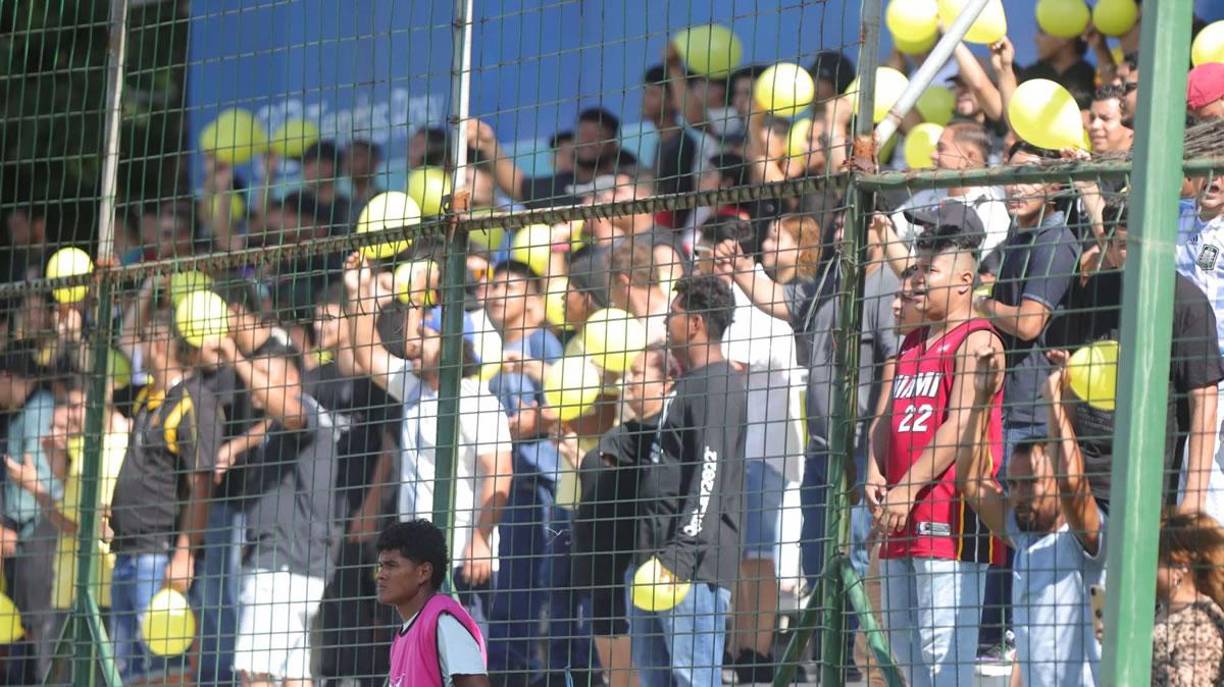 La hinchada del Real España volvió al Yankel en un acuerdo de paz de ambas aficiones. Bien por el fútbol hondureño.