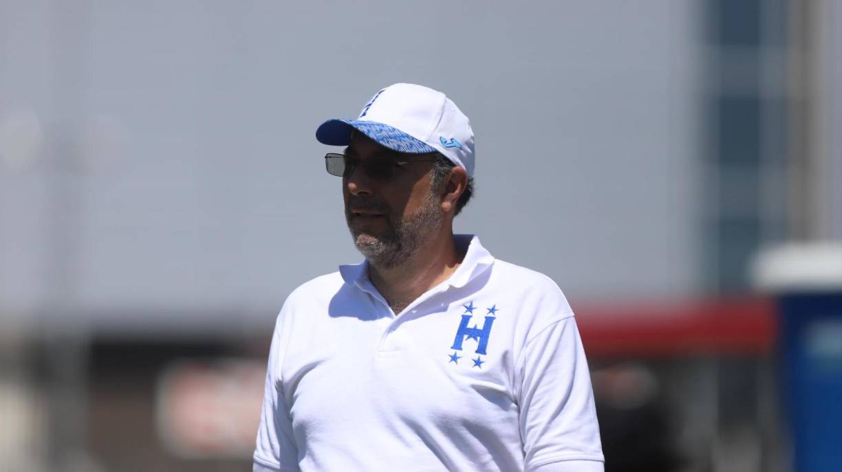 El político hondureño Luis Zelaya se hizo presente para ver a la selección de Honduras.