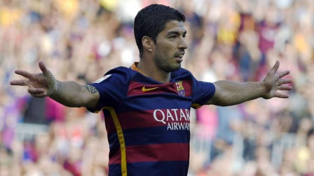 Arsenal's Gabonese striker Pierre-Emerick Aubameyang (C) celebrates scoring their second goal from the penalty spot during the English Premier League football match between Arsenal and Manchester United at the Emirates Stadium in London on March 10, 2019. (Photo by Ian KINGTON / IKIMAGES / AFP) / RESTRICTED TO EDITORIAL USE. No use with unauthorized audio, video, data, fixture lists, club/league logos or 'live' services. Online in-match use limited to 45 images, no video emulation. No use in betting, games or single club/league/player publications.