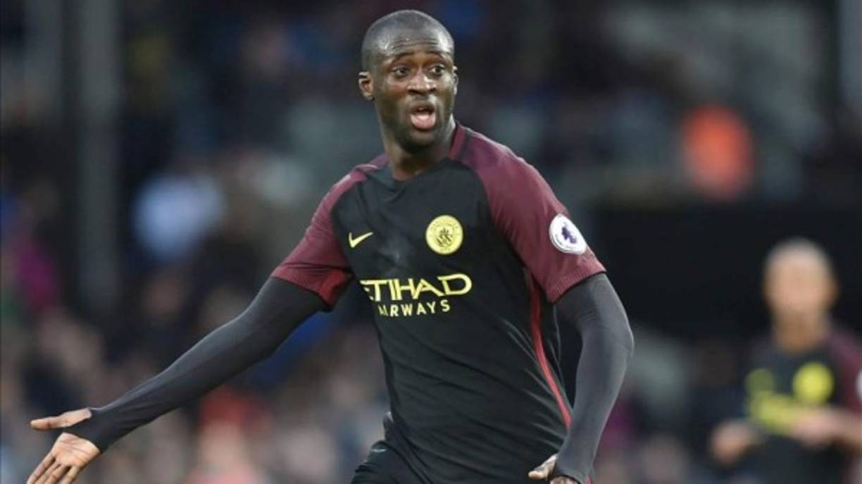 El futuro de Touré Yaya no está definido, pero el jugador hizo un guiño al que fuera su equipo antes de ir al Manchester City, el FC Barcelona. El marfileño, en declaraciones para la cadena SER, no tuvo reparos para reconocer que 'volvería al Barça de cabeza, segurísimo' justificándolo con que es el equipo 'más mejor'. 'Si el Barcelona me llama segurísimo que regresaría. Es el mejor equipo, lo echo de menos por Messi e Iniesta. El Barcelona me ha dado humildad, experiencia y saber como comportarse en el terreno de juego'. Foto AFP