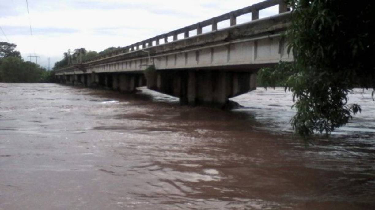 Así estuvo en la mañana del sábado el río en Pimienta, Cortés.