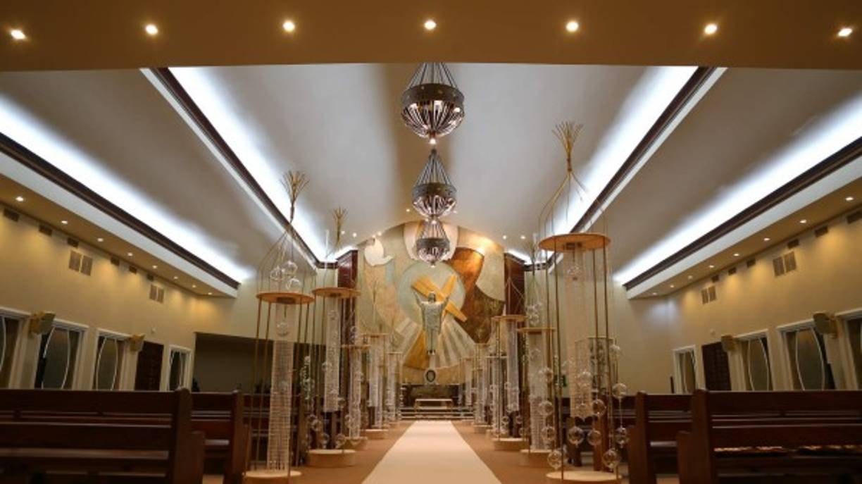 La monumental iglesia La Sagrada Familia fue revestida de glamur para el segundo enlace de alta sociedad que se celebraba en este templo desde su fundación hace dos años.