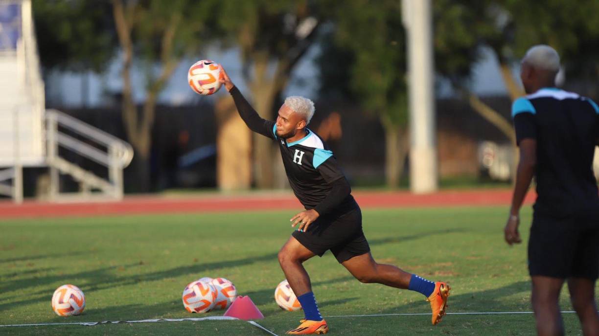 También lo hizo Alex López, quien siguió con su look pero ahora con un cambio radical en su color de pelo.